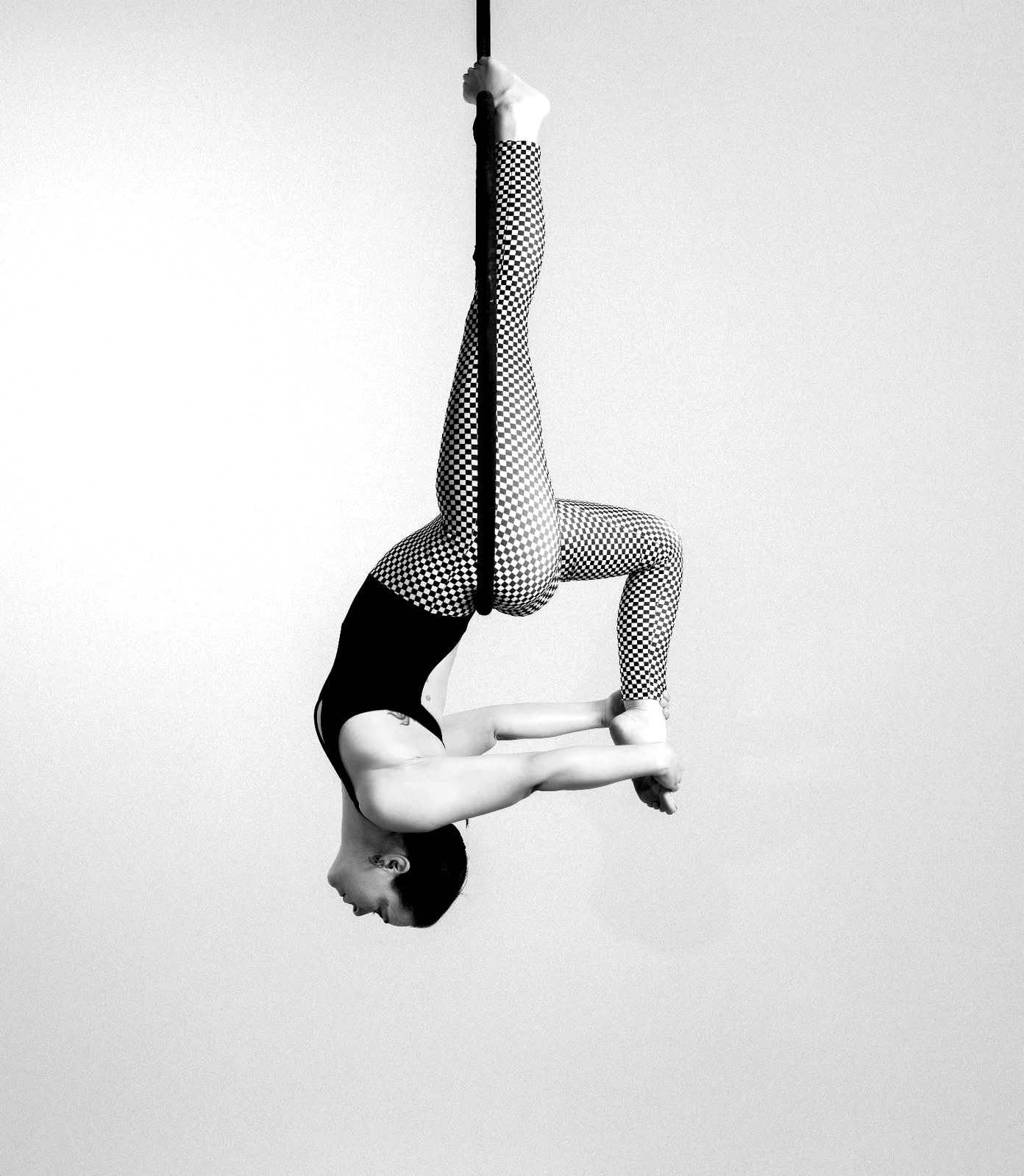 Aerial-Hoop-Pose kopfüber, The Movement Chur